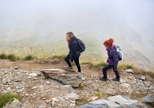 Two Women Backpacks Hiking Mountain Trail — Stock Photo, Image