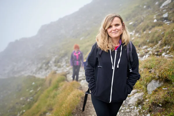 Twee Vrouwen Met Rugzakken Wandelen Een Bergpad — Stockfoto