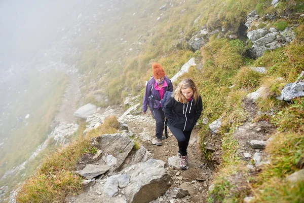 Two Women Backpacks Hiking Mountain Trail — Stock Photo, Image