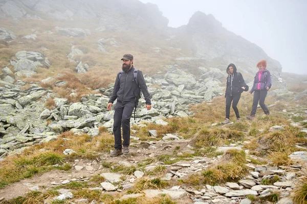 Grupo Pessoas Com Mochilas Caminhadas Uma Trilha Montanha — Fotografia de Stock