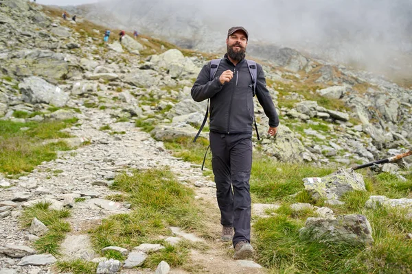 山道でハイキングバックパックを持つ男 — ストック写真