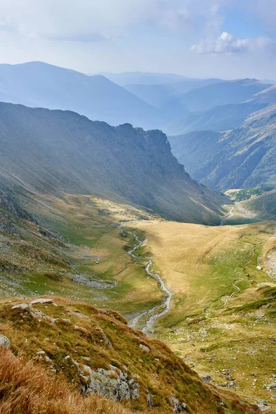 从高山与山峰和远足小径的场景 — 图库照片