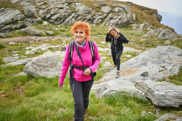 Dwie Kobiety Plecaki Wędrówki Szlaku Górskim — Zdjęcie stockowe