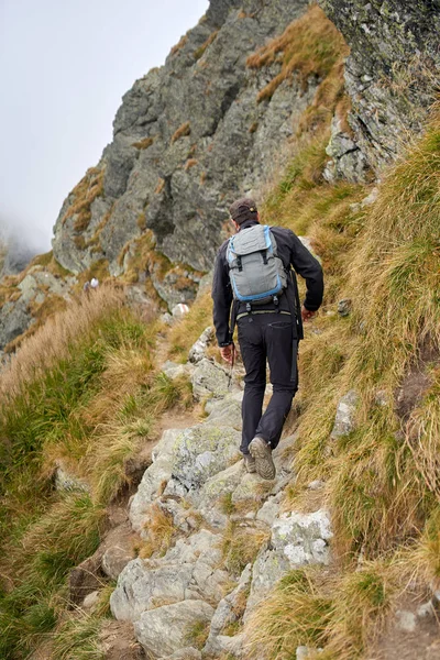 Man Met Rugzak Wandelen Een Bergpad — Stockfoto