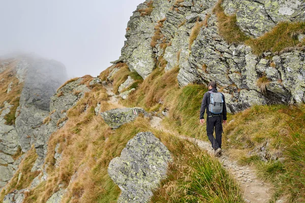 Man Backpack Hiking Mountain Trail — Stock Photo, Image