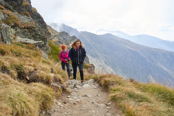 Deux Femmes Avec Des Sacs Dos Randonnée Sur Sentier Montagne — Photo
