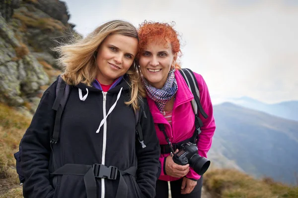 Dos Mujeres Con Mochilas Senderismo Sendero Montaña — Foto de Stock