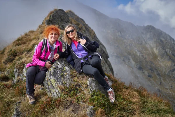 Two Women Backpacks Hiking Mountain Trail — Stock Photo, Image