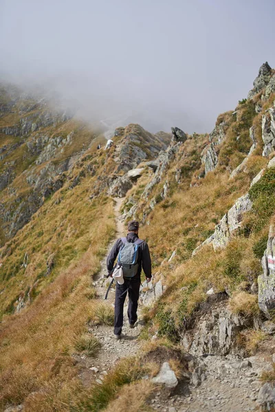 Homem Com Mochila Caminhando Uma Trilha Montanha — Fotografia de Stock