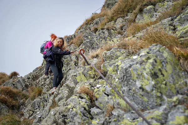 Two Women Backpacks Hiking Mountain Trail — Stock Photo, Image