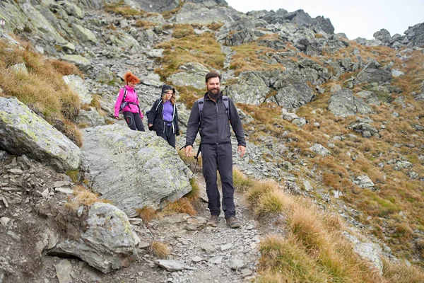 山道をハイキングバックパックを持つ人々のグループ — ストック写真