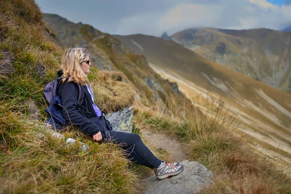 Donna Con Zaino Escursionismo Sentiero Montagna — Foto Stock