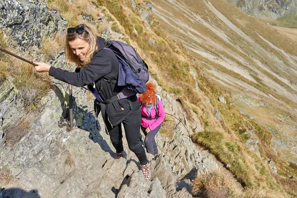 Due Donne Con Zaini Escursionismo Sentiero Montagna — Foto Stock