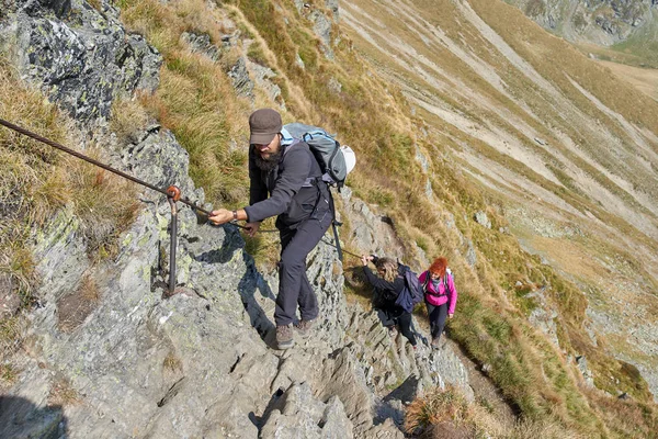 Grupo Pessoas Com Mochilas Caminhadas Uma Trilha Montanha — Fotografia de Stock