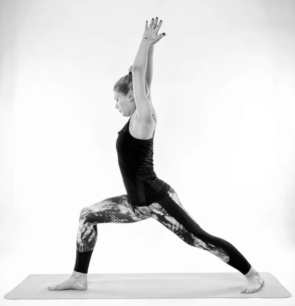 Giovane Praticante Yoga Donna Che Esercita Sfondo Bianco — Foto Stock
