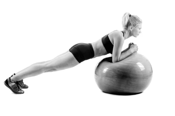 Fitness Meisje Doet Abs Met Elastische Bal Witte Achtergrond — Stockfoto