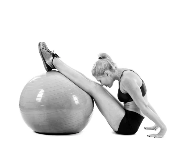 Fitness Kız Abs Beyaz Arka Plan Üzerinde Elastik Topu Ile — Stok fotoğraf