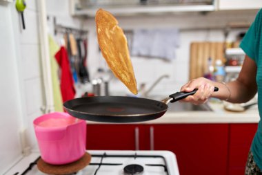 El becerisi ile kızartma tavasında pancake flipping kadın Closeup