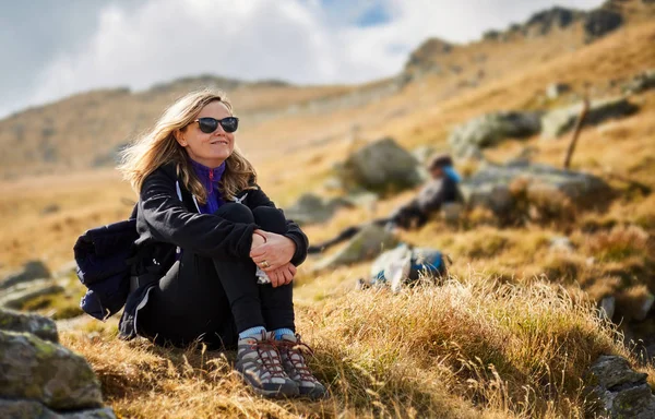 Mujer Excursionista Con Mochila Descansando Después Largo Camino — Foto de Stock
