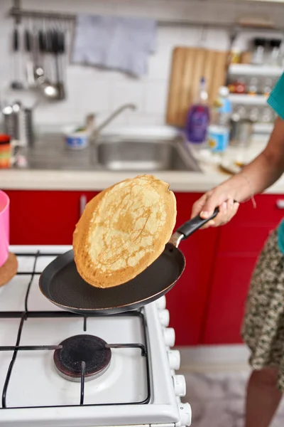 Nahaufnahme Einer Frau Die Mit Fingerfertigkeit Pfannkuchen Die Pfanne Wirft — Stockfoto
