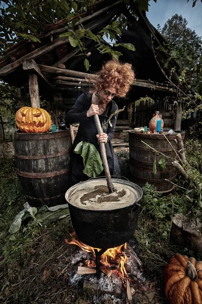 Velha Bruxa Preparando Poção Mortal Para Halloween Pote Ferro Fundido — Fotografia de Stock