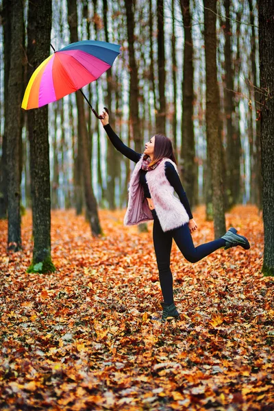 Mujer Con Paraguas Colorido Bosque Otoño — Foto de Stock