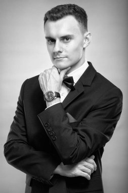 İş elbisesi giymiş genç bir adamın tek renkli yakın çekim