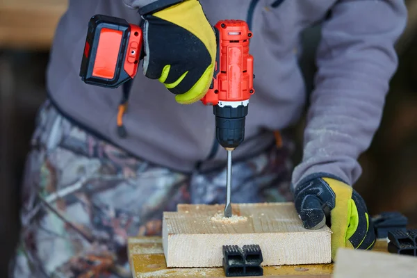 Man Die Boormachine Gebruikt Een Houtbewerkings Atelier — Stockfoto