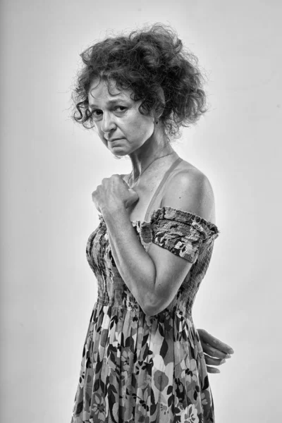 Retrato Estudio Una Triste Mujer Madura Sobre Fondo Gris — Foto de Stock