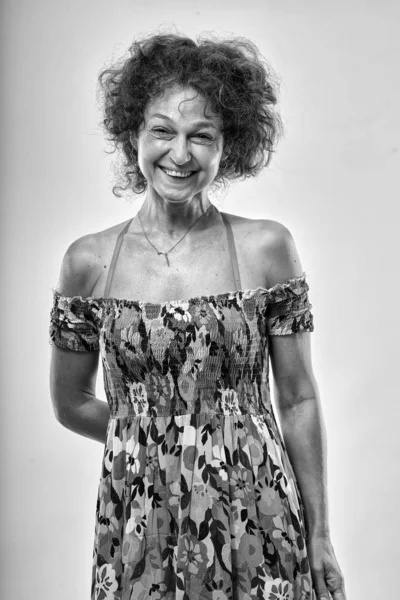 Glücklich Reife Frau Ihren 50Ern Auf Grauem Hintergrund — Stockfoto