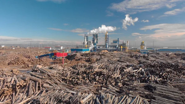 木料堆积如山的木料加工厂的空中图像 — 图库照片
