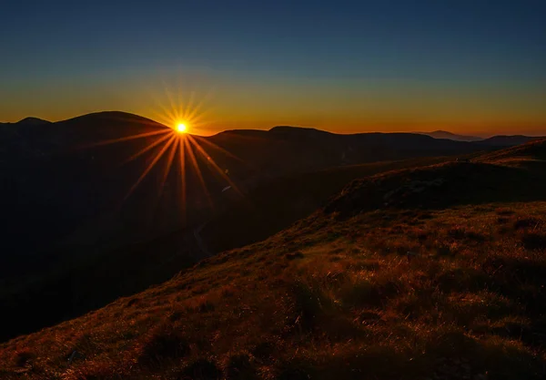 山の上に美しい夕日のある風景します — ストック写真