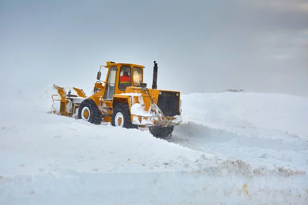 Grande Trator Snowblower Limpar Estradas Nas Montanhas Imagens Royalty-Free