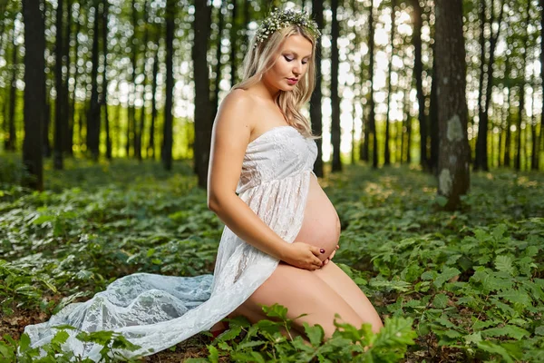 屋外の美しい若い妊娠中の女性の肖像画 — ストック写真