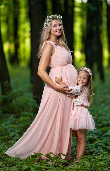 Έγκυος Γυναίκα Και Μεγαλύτερη Κόρη Της Εξωτερική — Φωτογραφία Αρχείου