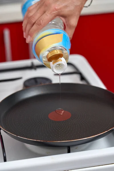 Woman Hand Pouring Palm Oil Hot Pan — Stock Photo, Image