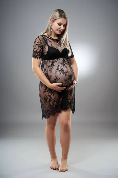 Gelukkig Jong Zwanger Vrouw Een Lace Jurk — Stockfoto