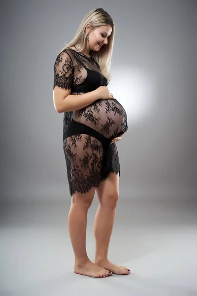 穿着花边衣服的快乐的年轻孕妇 — 图库照片