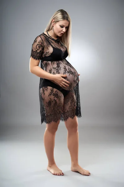 Gelukkig Jong Zwanger Vrouw Een Lace Jurk — Stockfoto