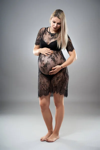 Dantel Elbiseli Mutlu Hamile Kadın Stok Resim