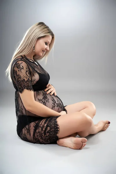 Retrato Estudio Una Mujer Embarazada Belleza Con Ropa Negra Posando — Foto de Stock
