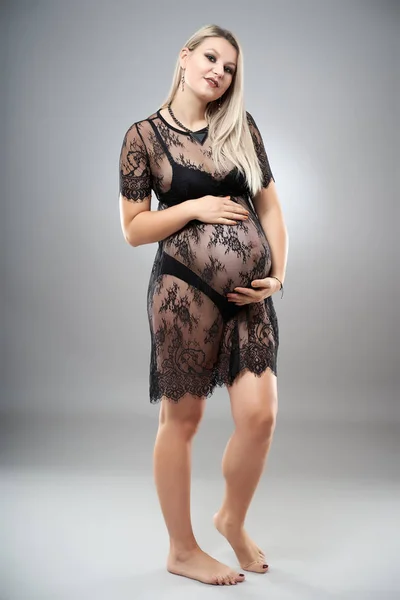 Portrait Studio Une Belle Femme Enceinte Vêtements Noirs Posant Côté — Photo