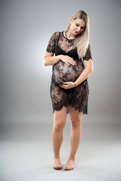 Studio Portret Femeie Gravidă Frumusețe Haine Negre Pozând Lângă Fundal — Fotografie, imagine de stoc