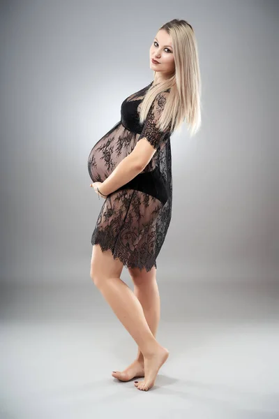Retrato Estudio Una Mujer Embarazada Belleza Con Ropa Negra Posando —  Fotos de Stock