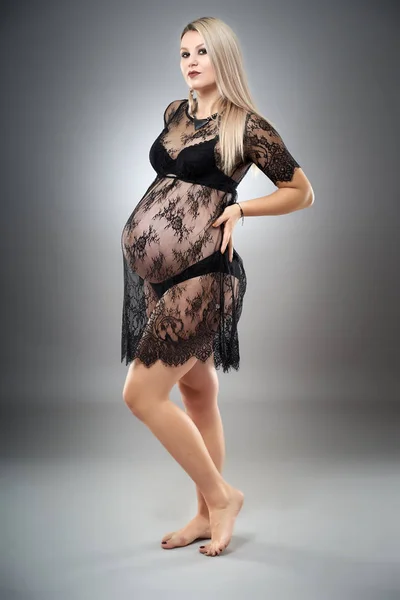 Portrait Studio Une Belle Femme Enceinte Vêtements Noirs Posant Côté — Photo