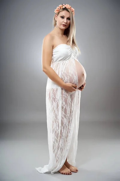 Studio Portret Pięknej Kobiety Ciąży Białych Ubraniach Pozowanie Obok Szarego — Zdjęcie stockowe