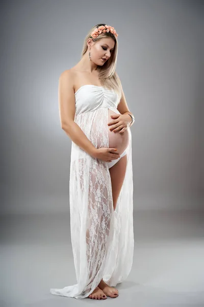 Studio Portrait Beauty Pregnant Woman White Clothes Posing Grey Studio — Stock Photo, Image