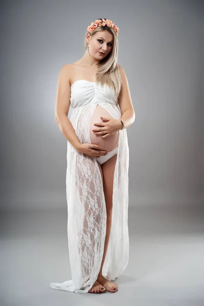 Portretul Studio Unei Femei Însărcinate Frumusețe Haine Albe Care Pozează — Fotografie, imagine de stoc