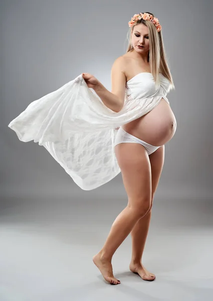 Studio Portret Van Een Schoonheid Zwangere Vrouw Witte Kleren Poseren — Stockfoto