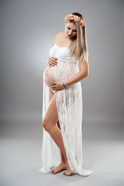 Retrato Estudio Una Mujer Embarazada Belleza Ropa Blanca Posando Junto — Foto de Stock